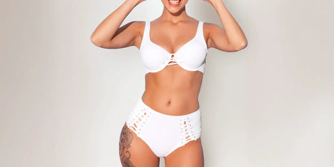 Banner für die Kategorie „Damen Bikinis“ im Boxxers Online Shop. Eine Frau trägt einen weißen Bikini mit dekorativen Schnürdetails und posiert lächelnd vor einem hellen Hintergrund.