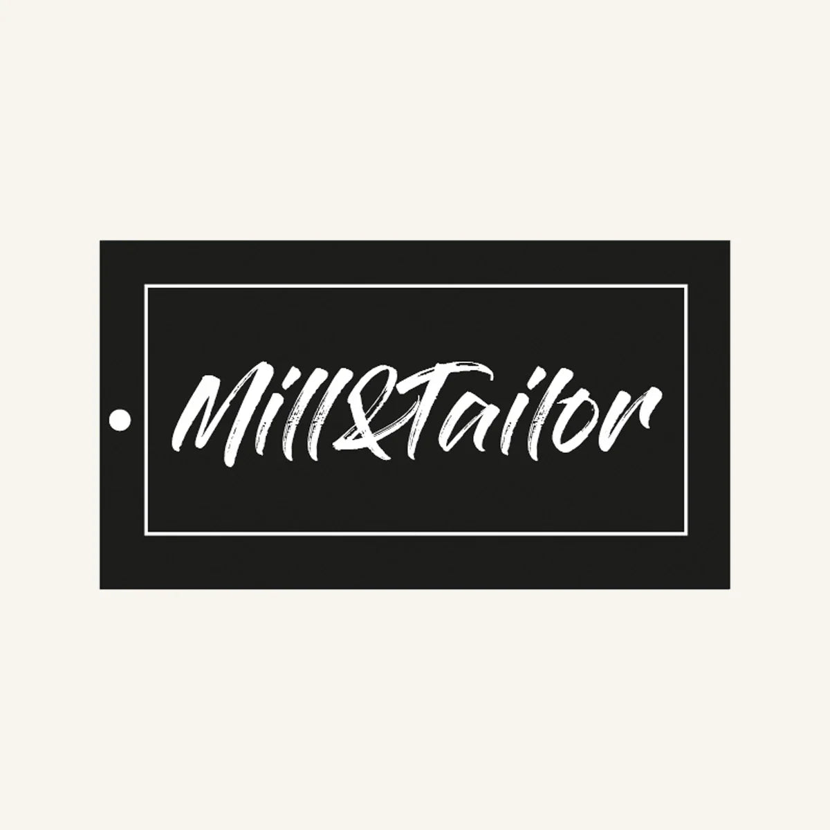 Markenbild von Mill & Tailor im Boxxers Online Shop. Ein schwarzes Logo-Schild mit weißem Rahmen zeigt den handschriftlichen Schriftzug „Mill & Tailor“ vor hellem Hintergrund.