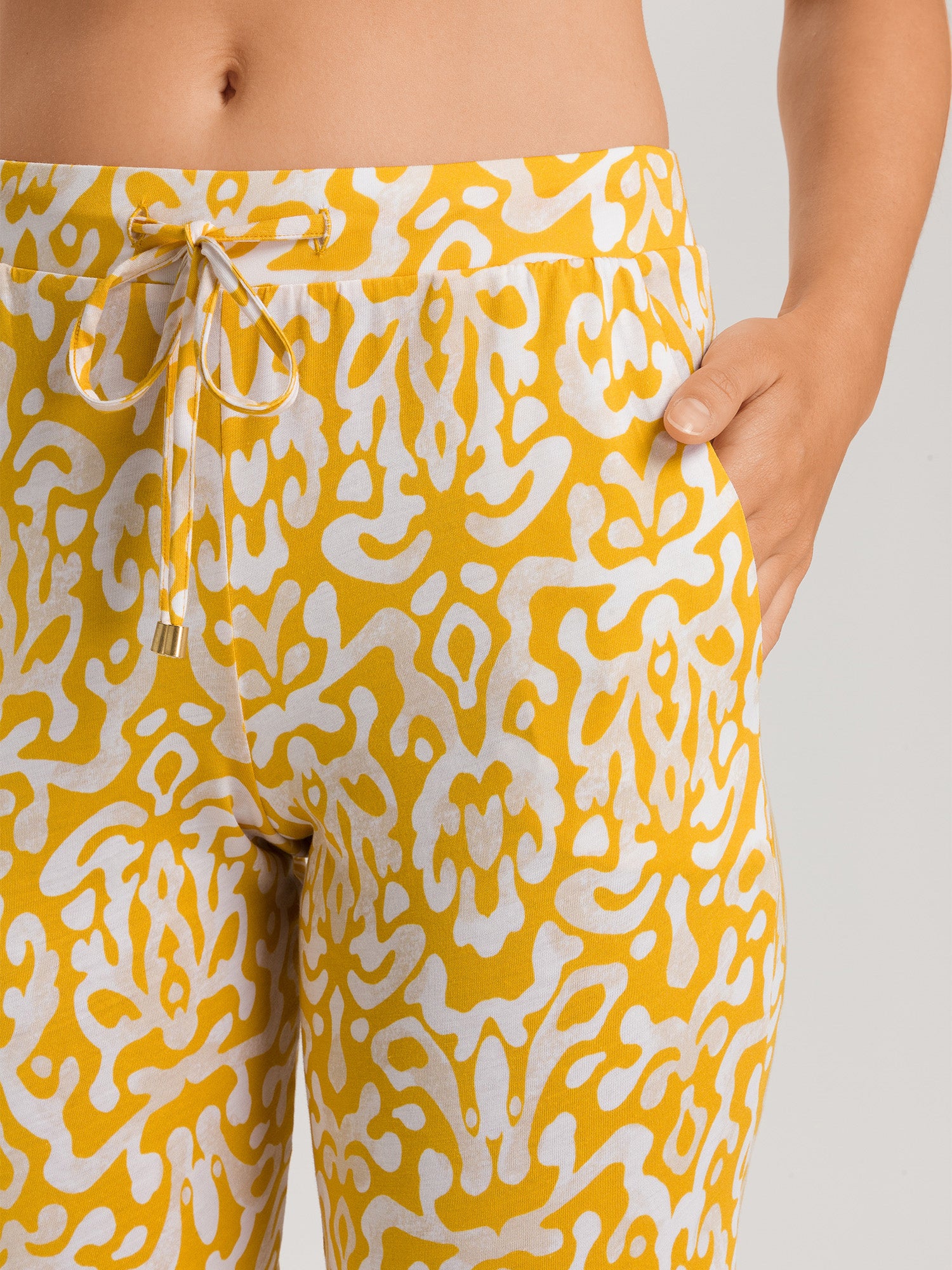 golden ornament / L