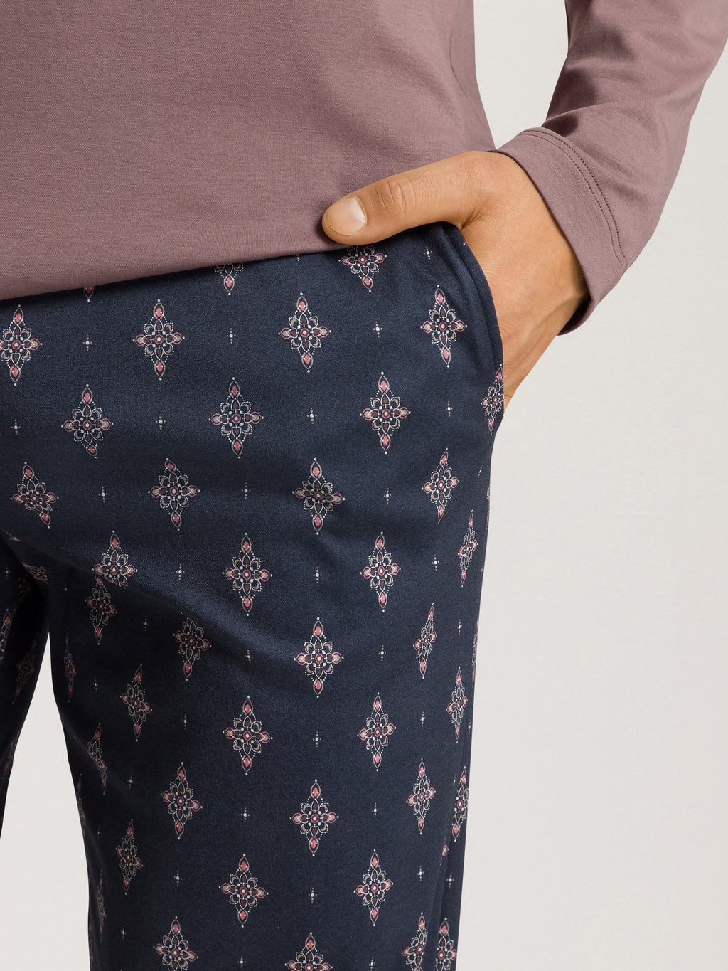 dotted ornament / L
