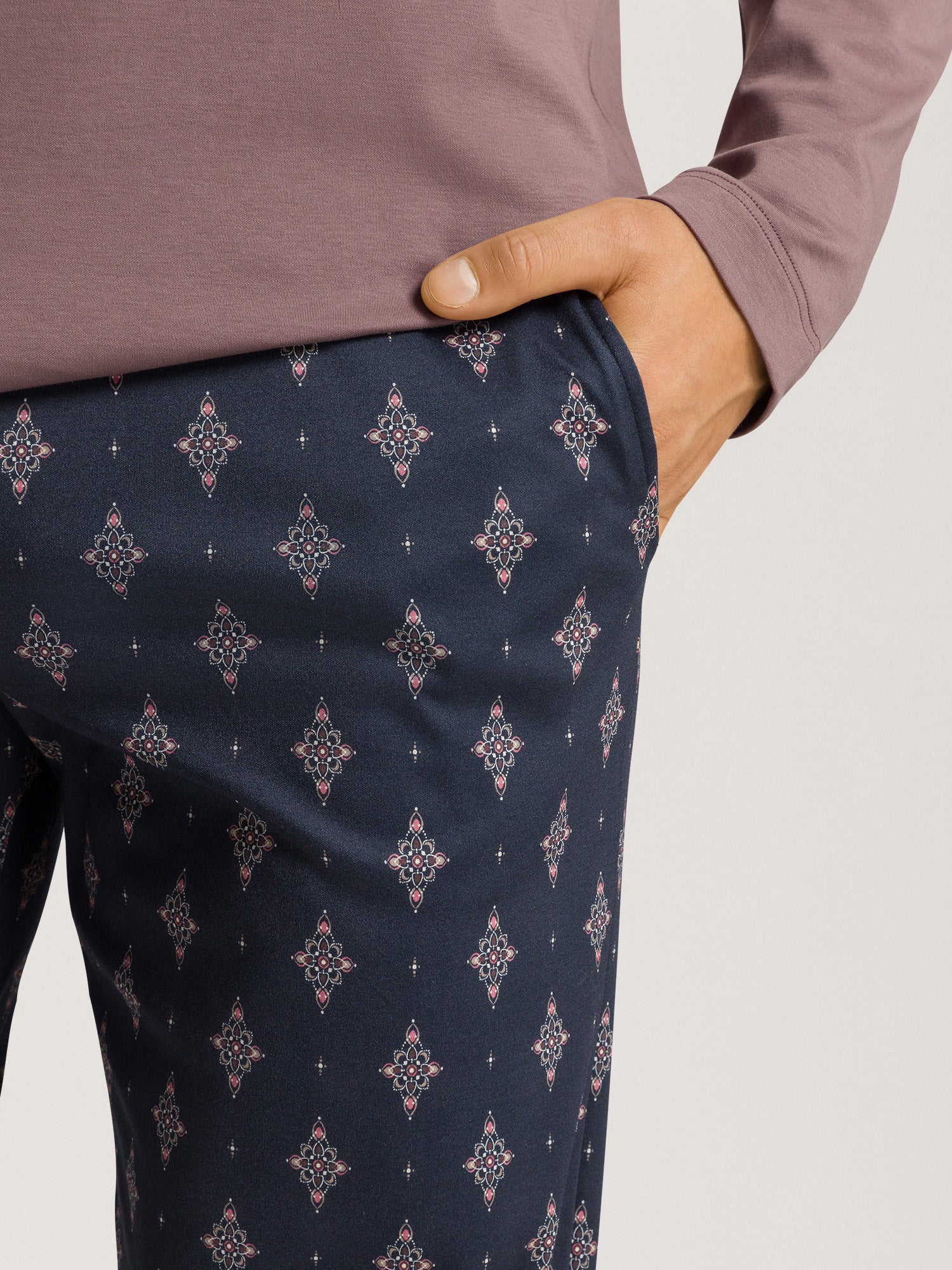 dotted ornament / L
