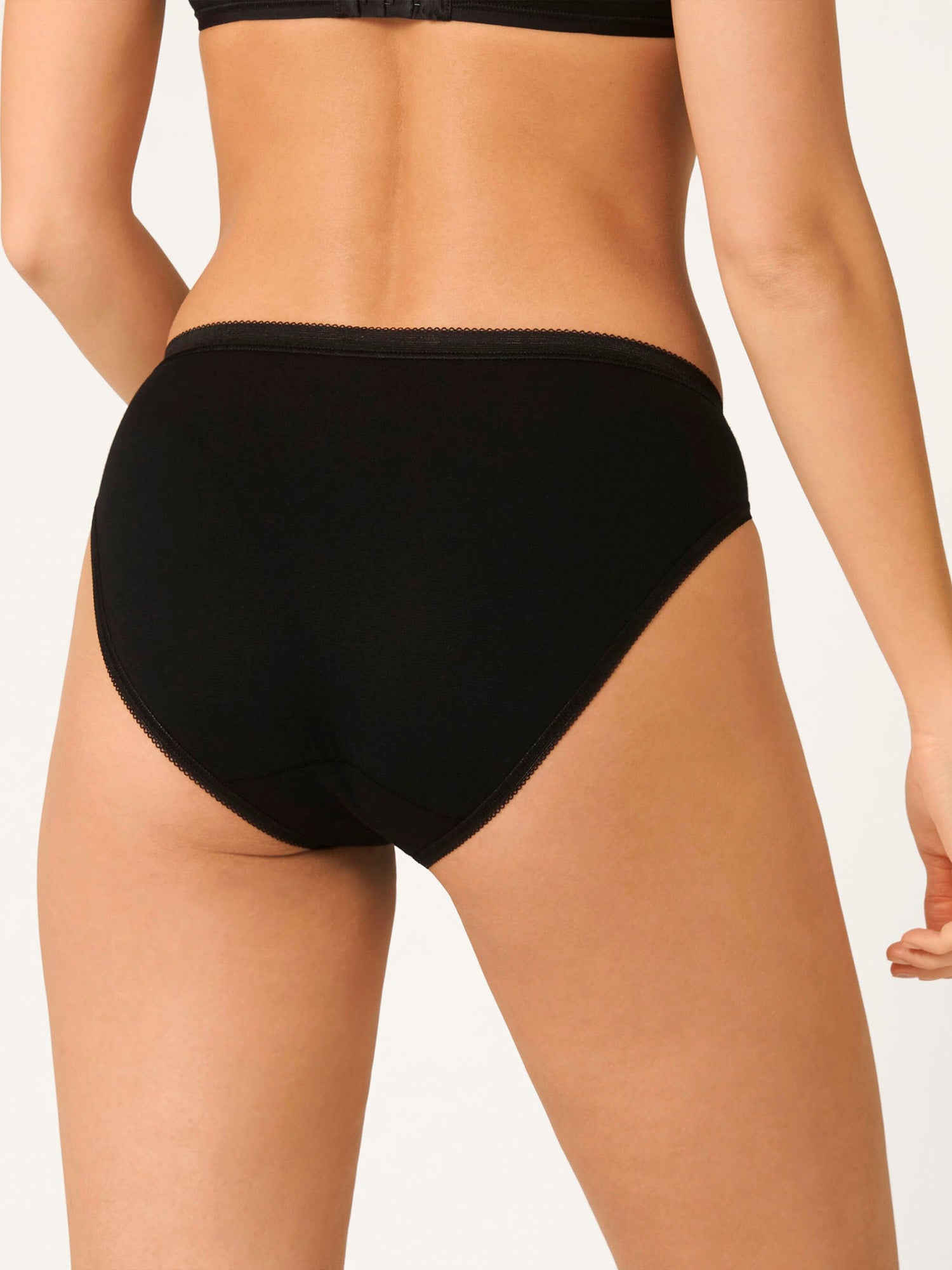 BLACK / 38
