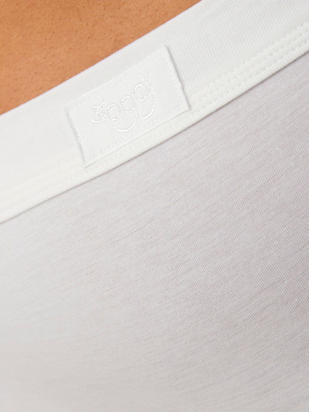 WHITE / 38