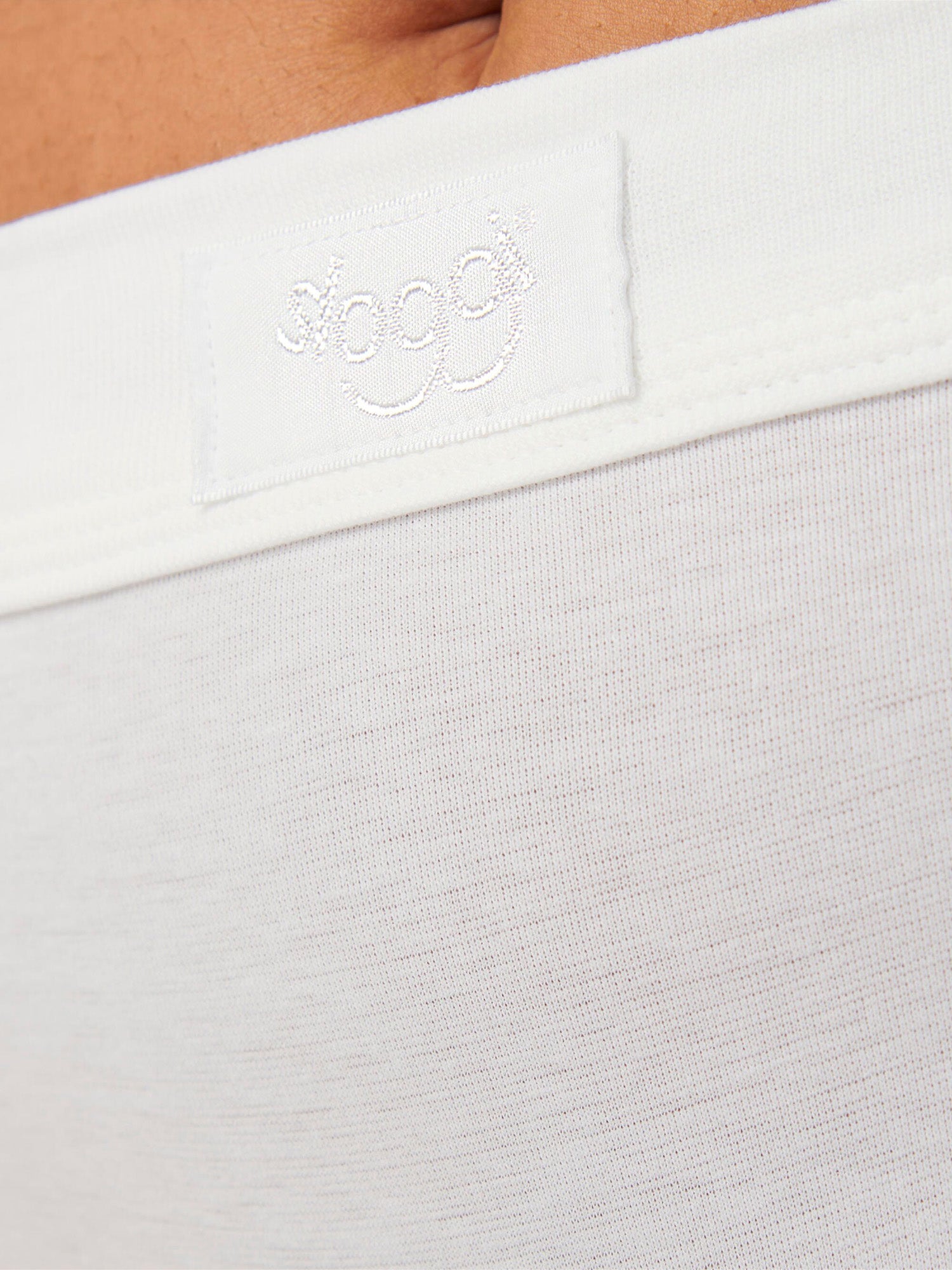 WHITE / 38
