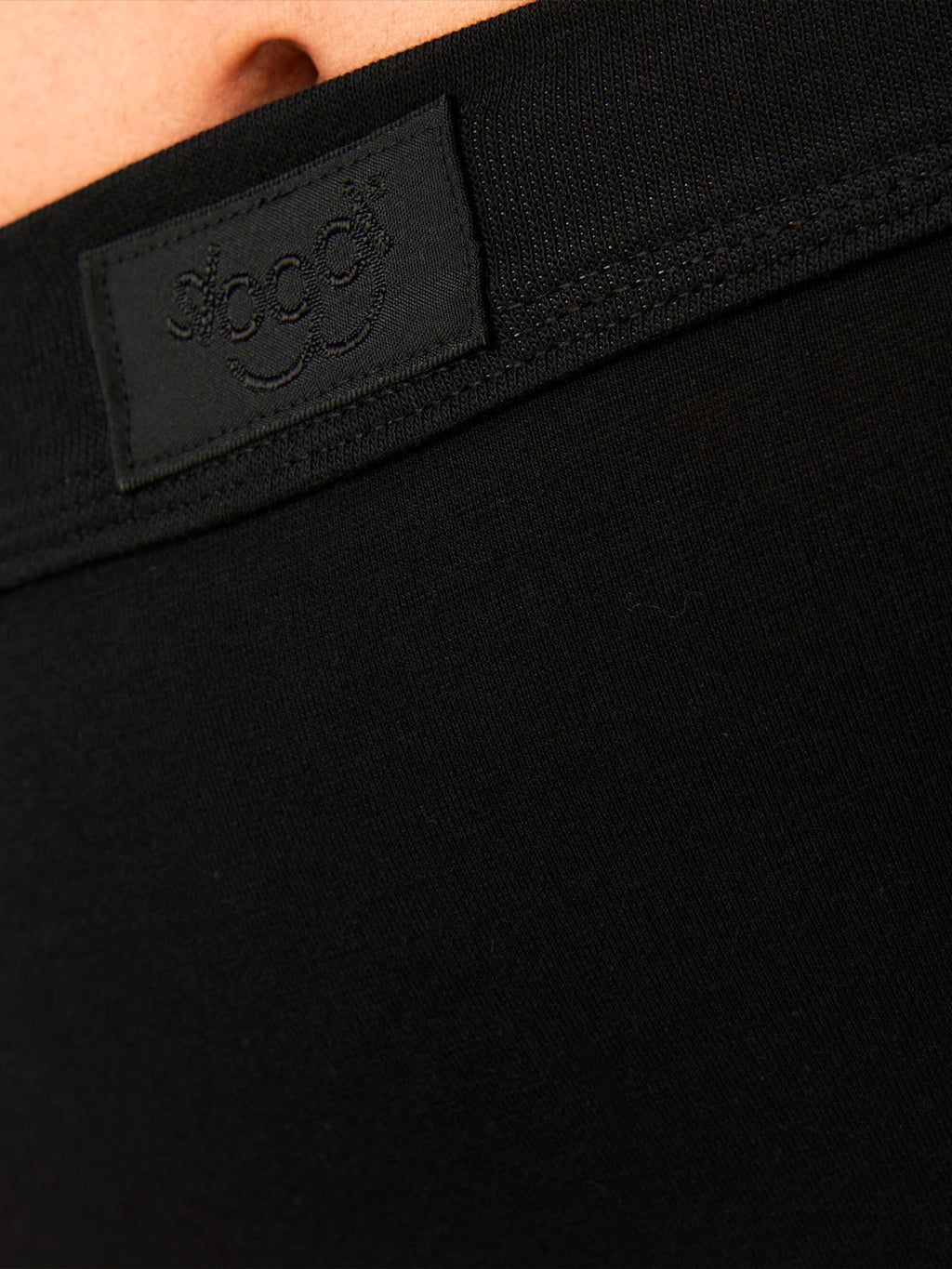BLACK / 38