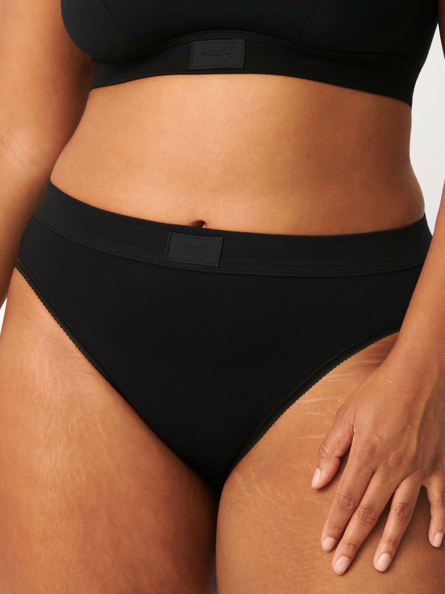 BLACK / 38