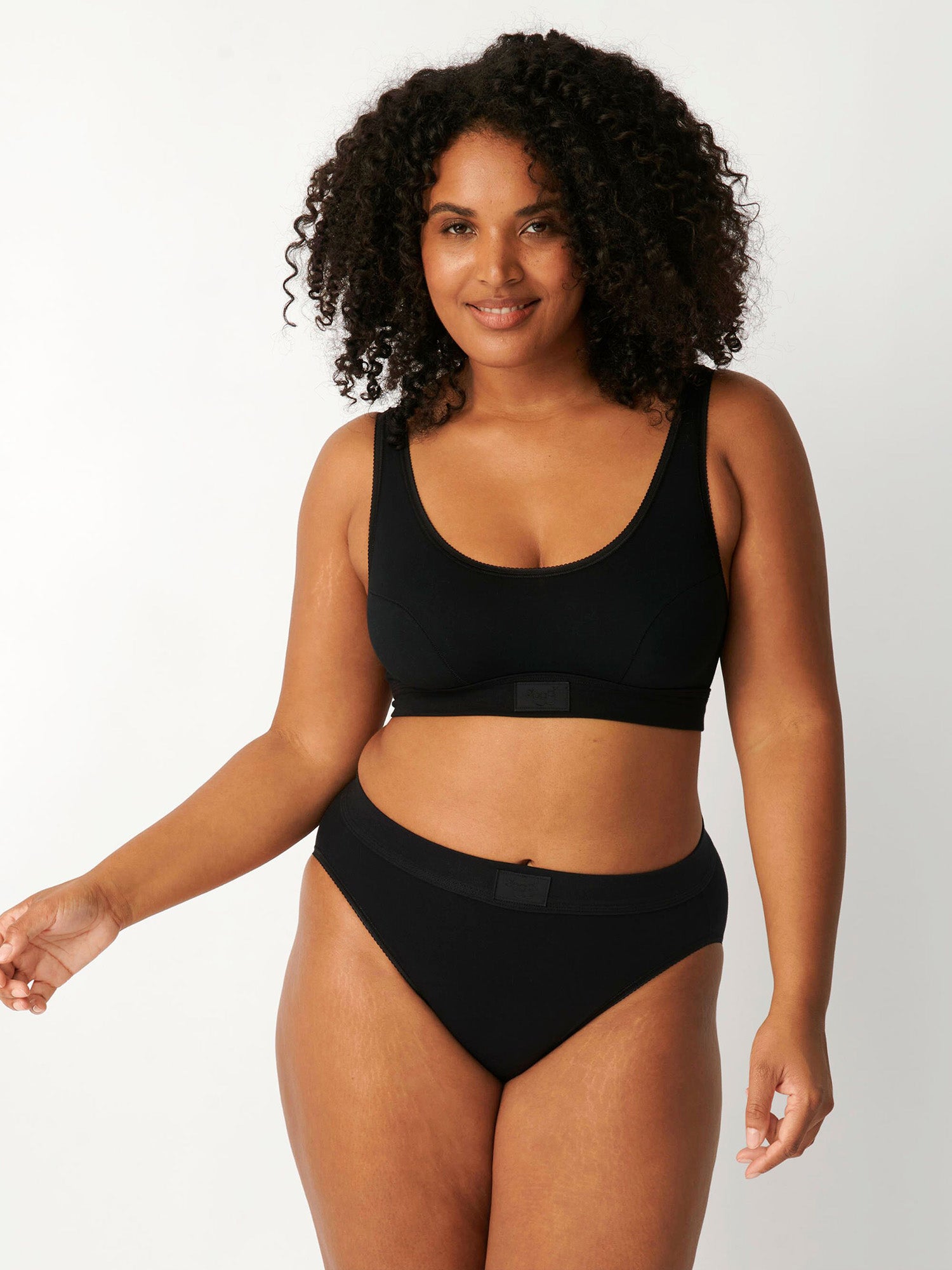 BLACK / 38