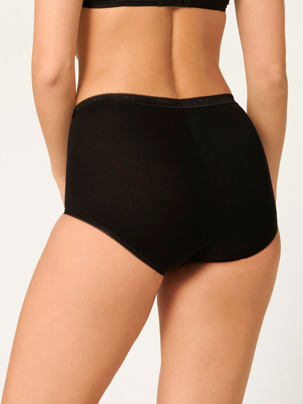 BLACK / 38