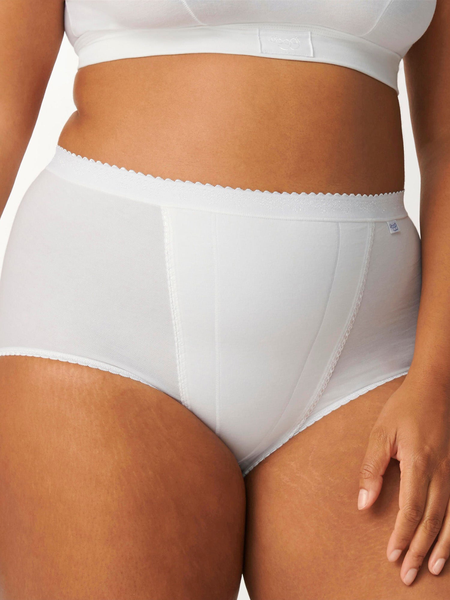 WHITE / 38