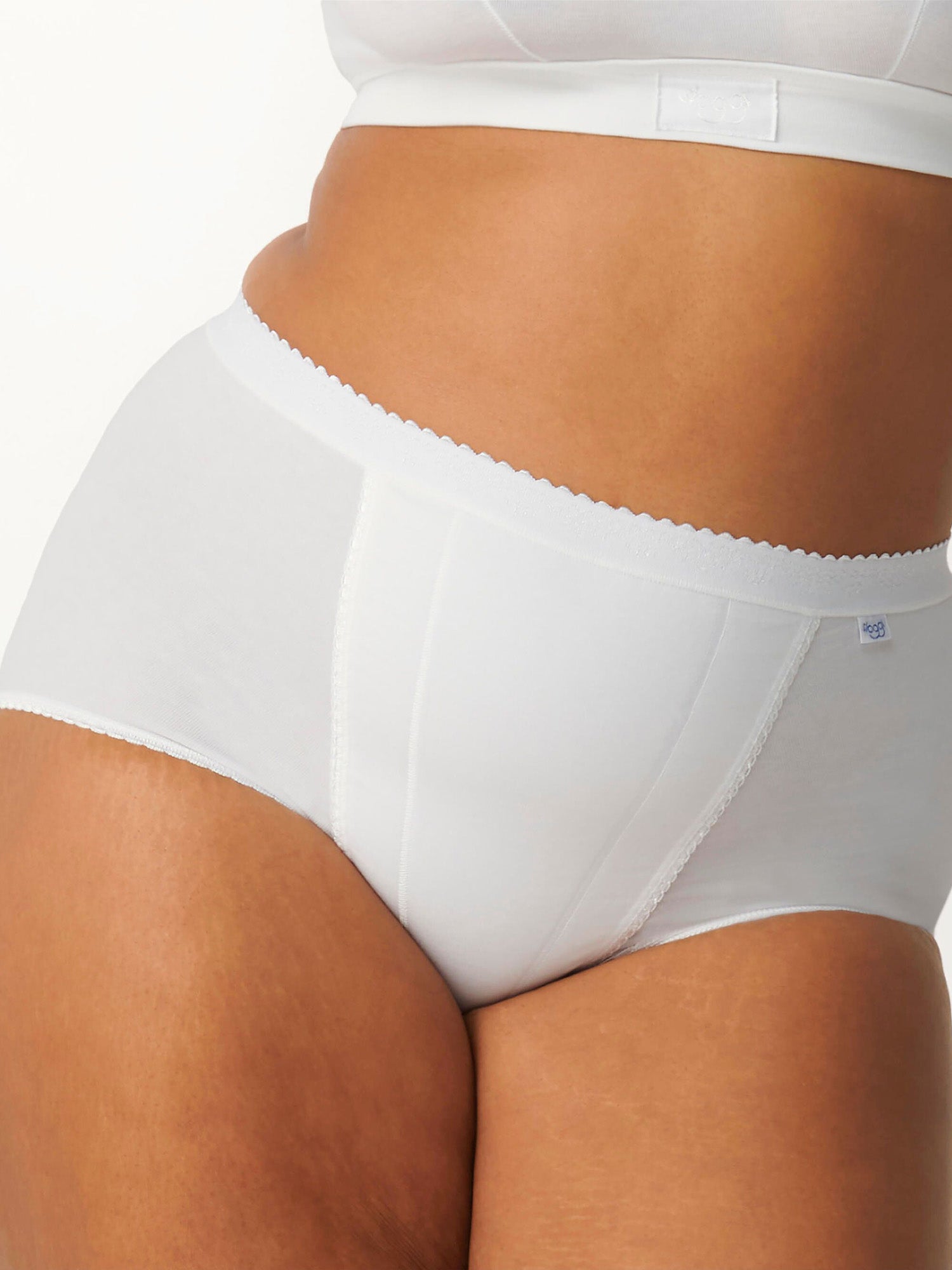 WHITE / 38