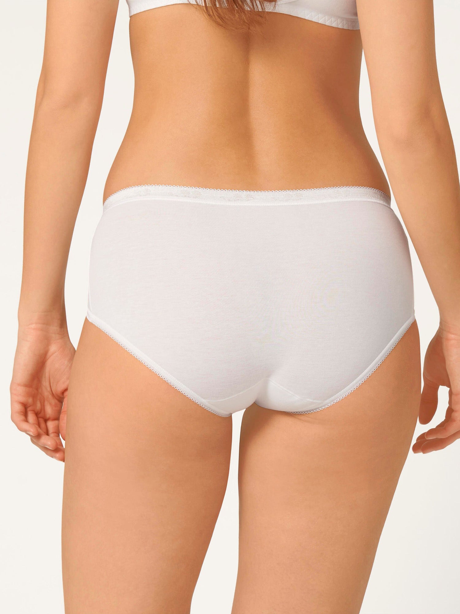 WHITE / 38