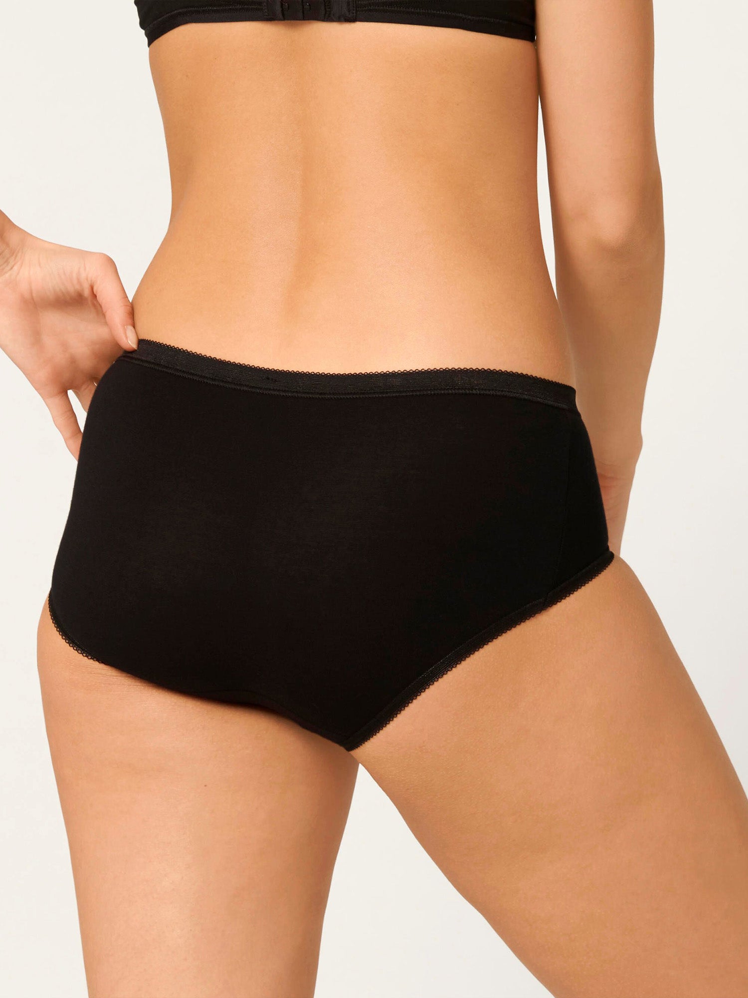 BLACK / 38