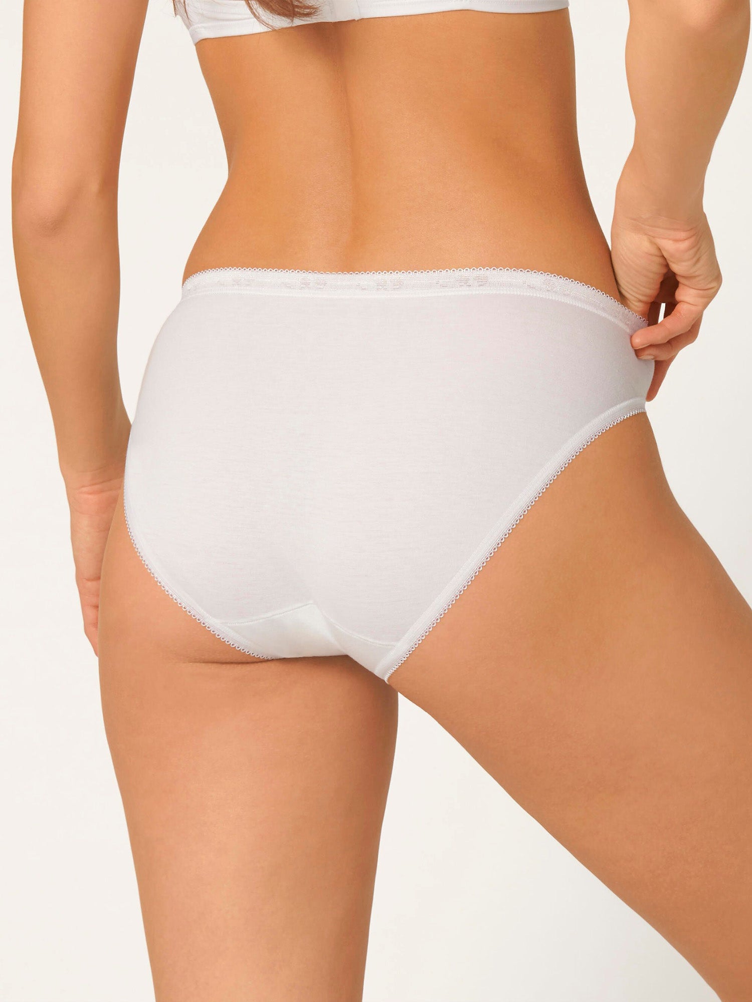 WHITE / 38