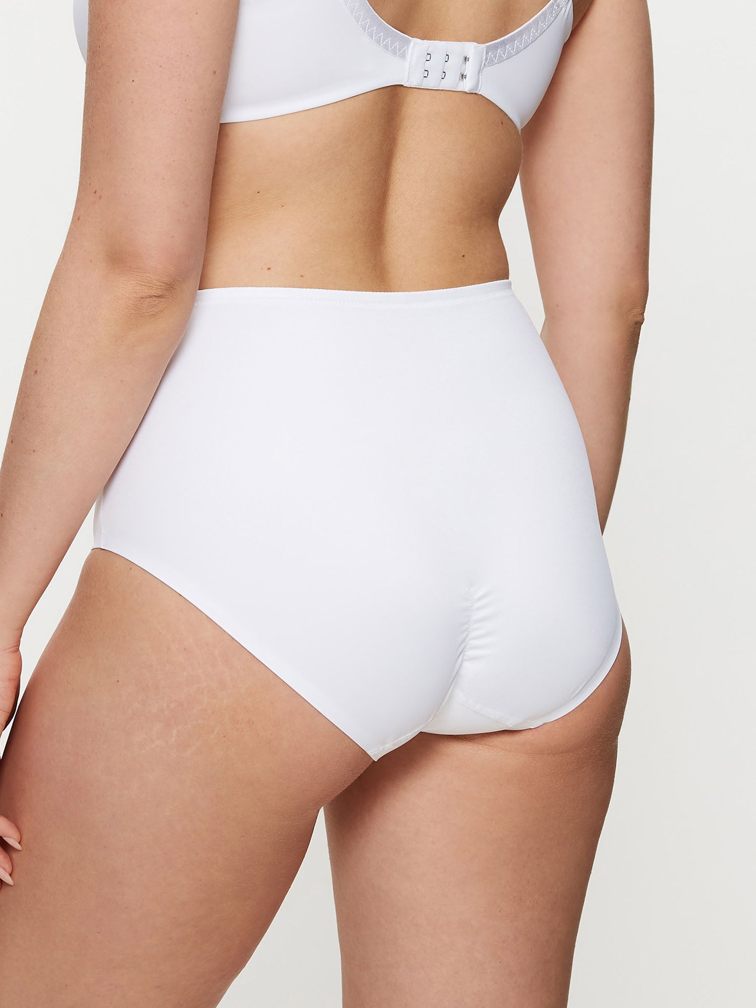 WHITE / 38