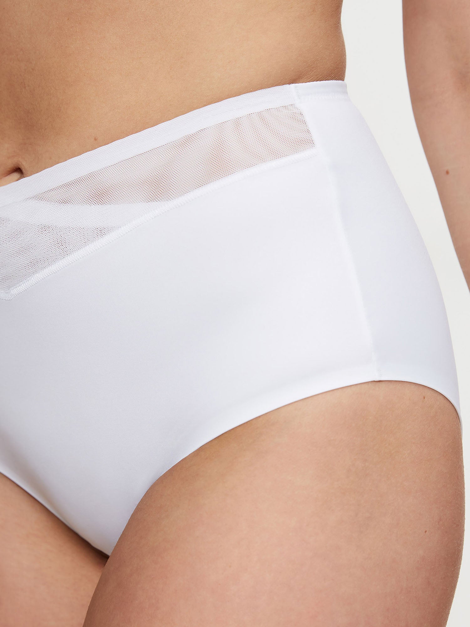 WHITE / 38