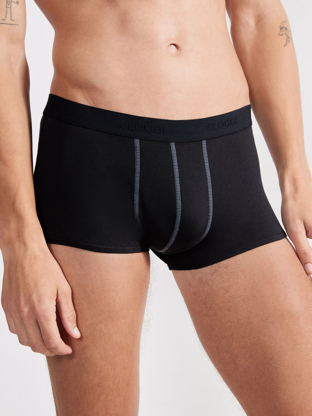BLACK / 4