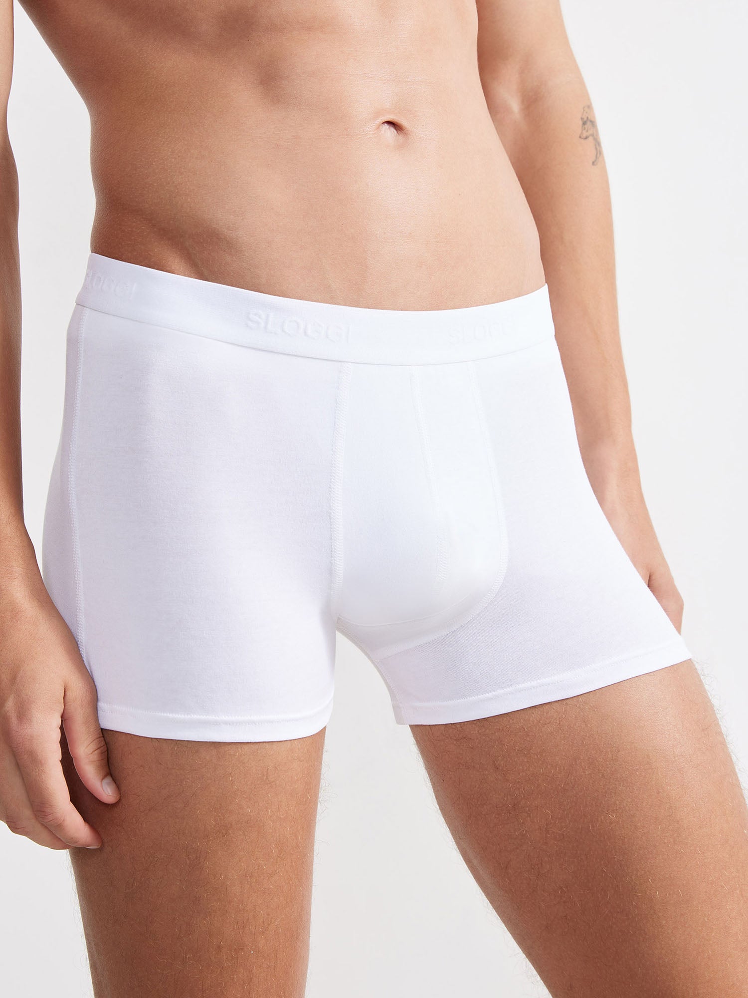WHITE / 4