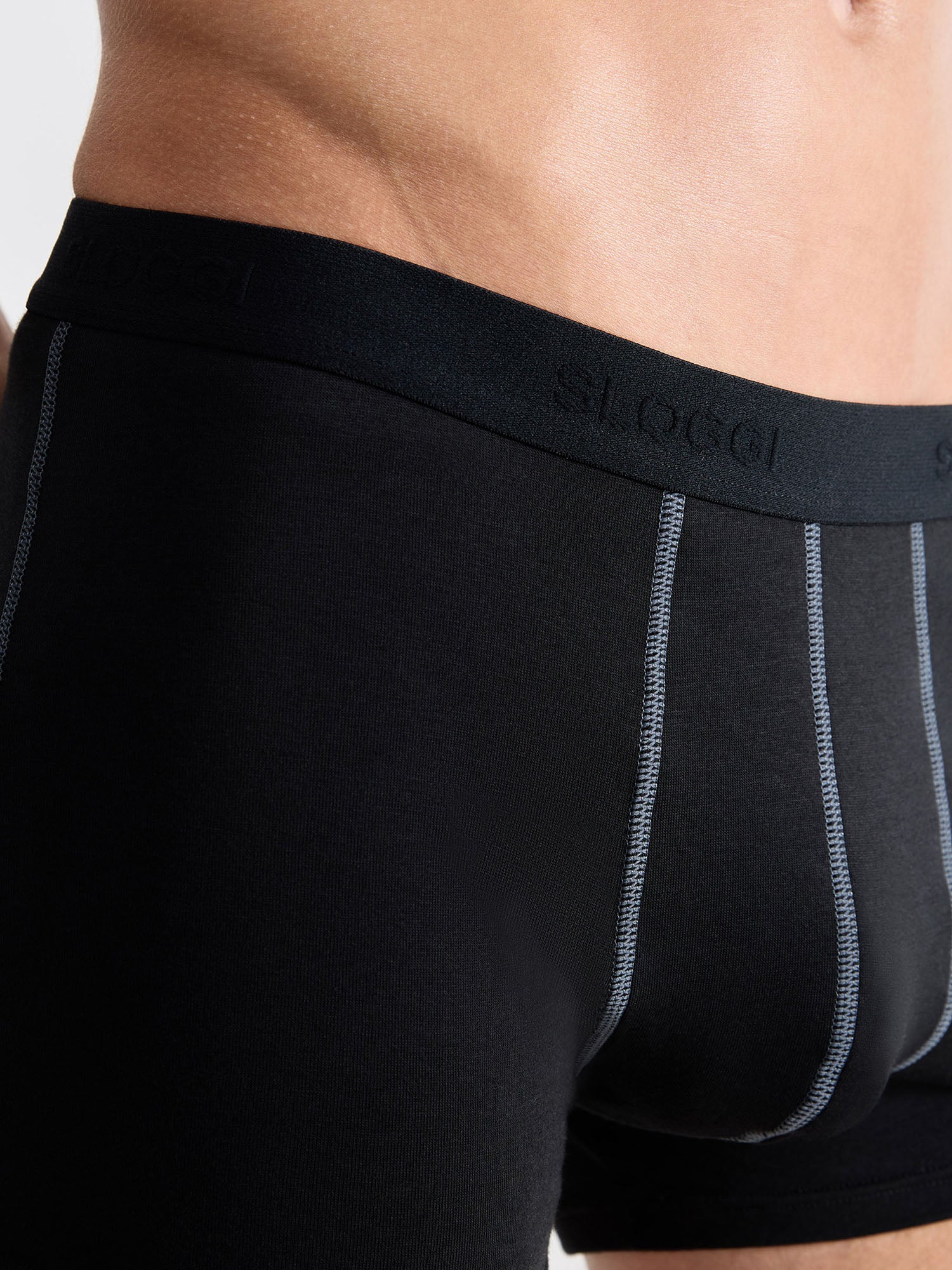 BLACK / 4