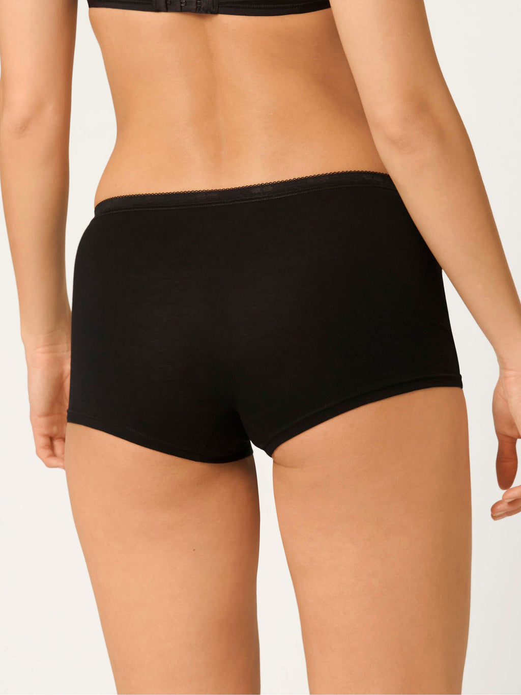 BLACK / 38