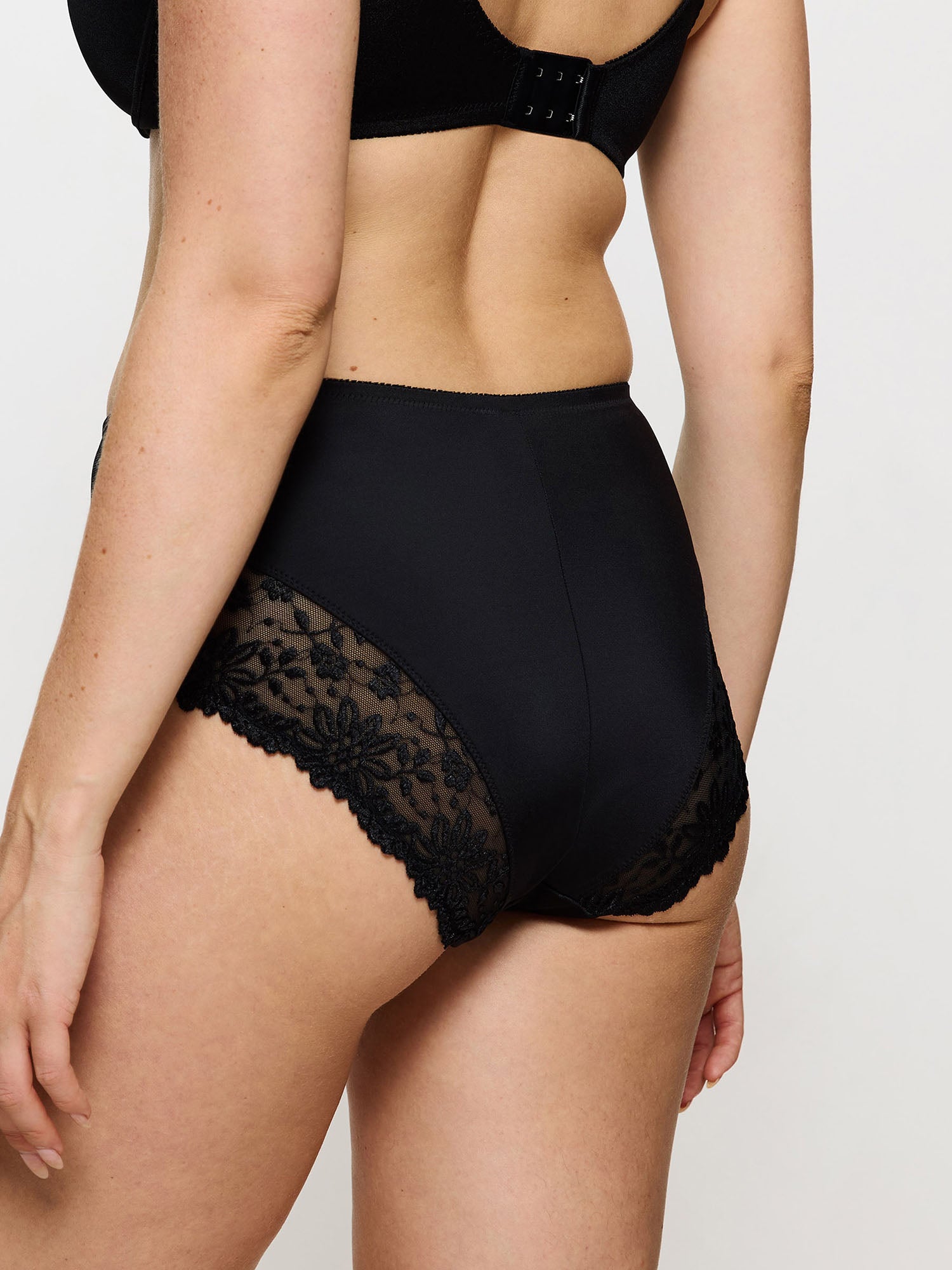 BLACK / 38