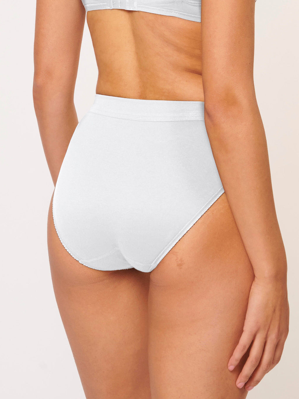 WHITE / 38