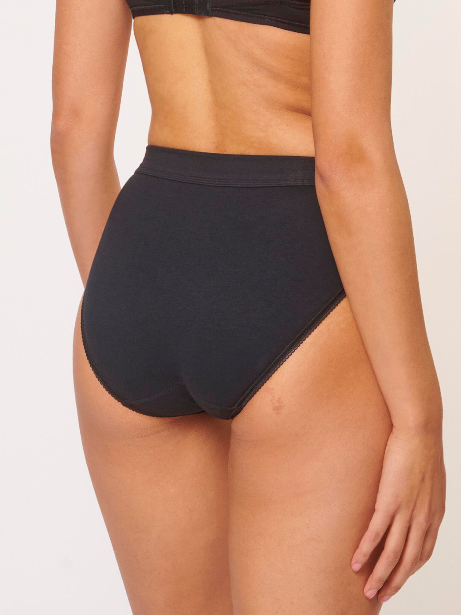 BLACK / 38