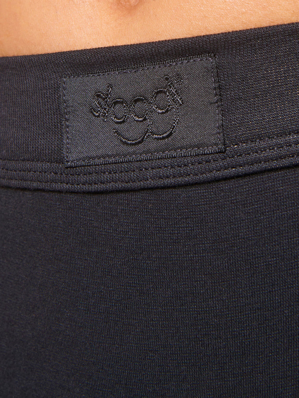 BLACK / 38