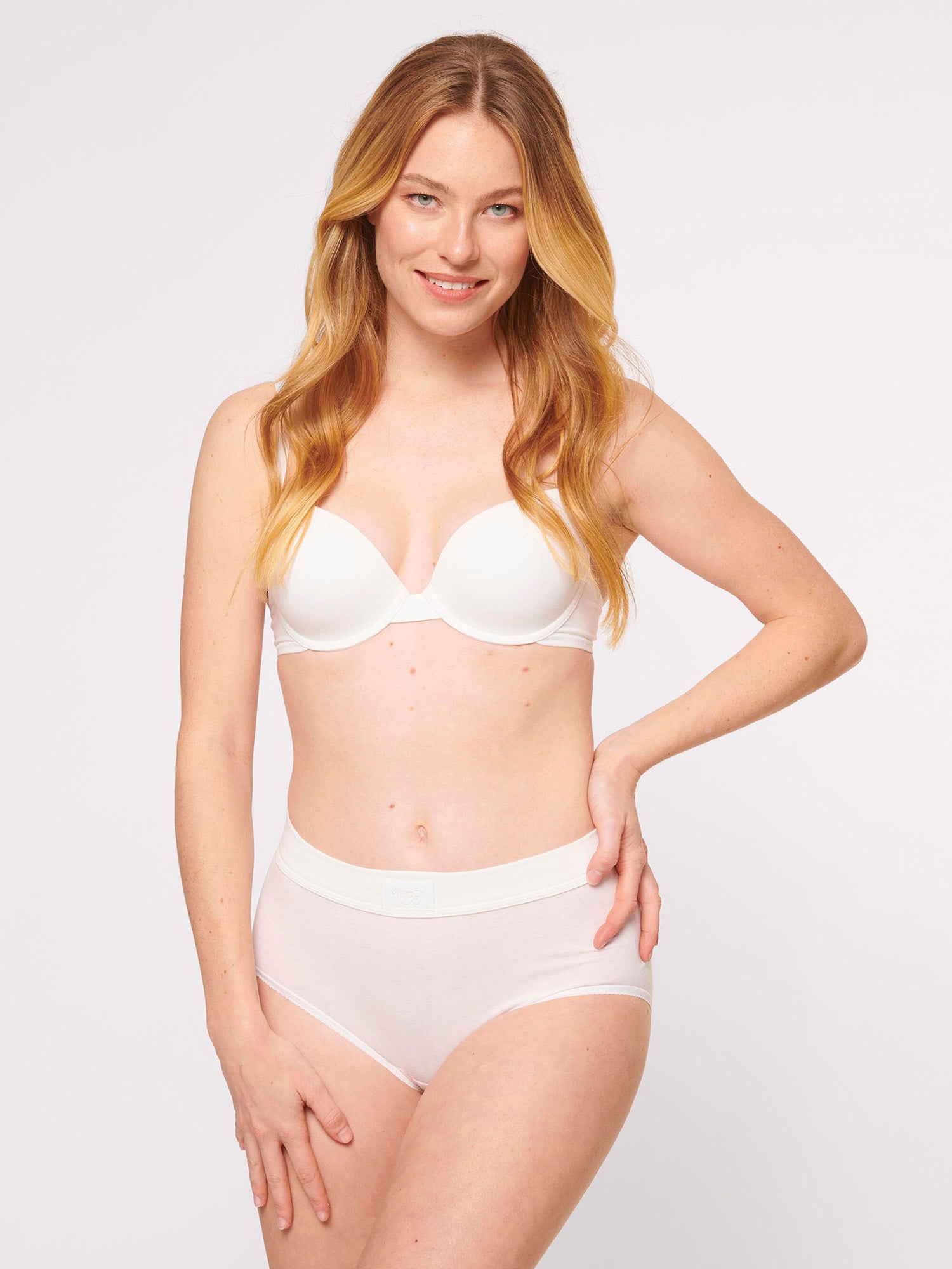 WHITE / 38