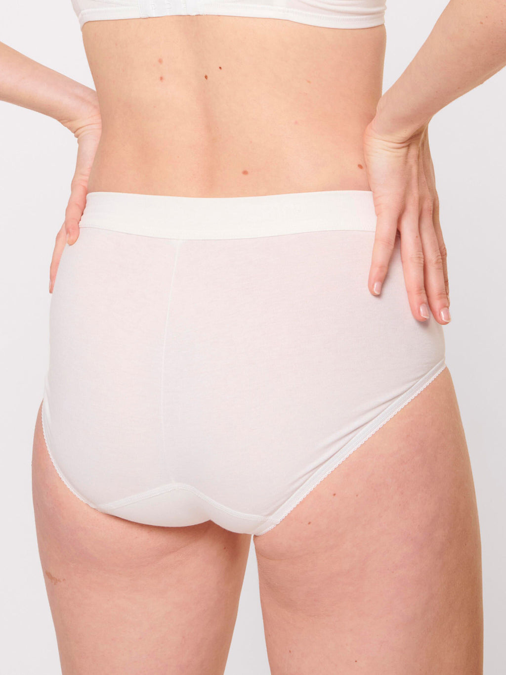 WHITE / 38