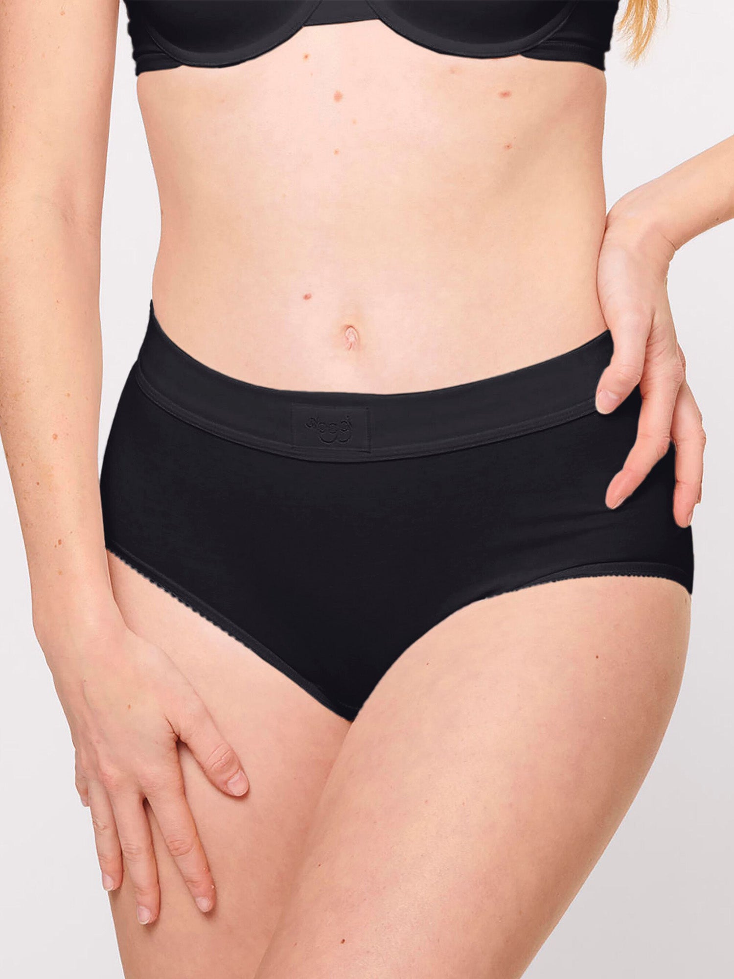 BLACK / 38