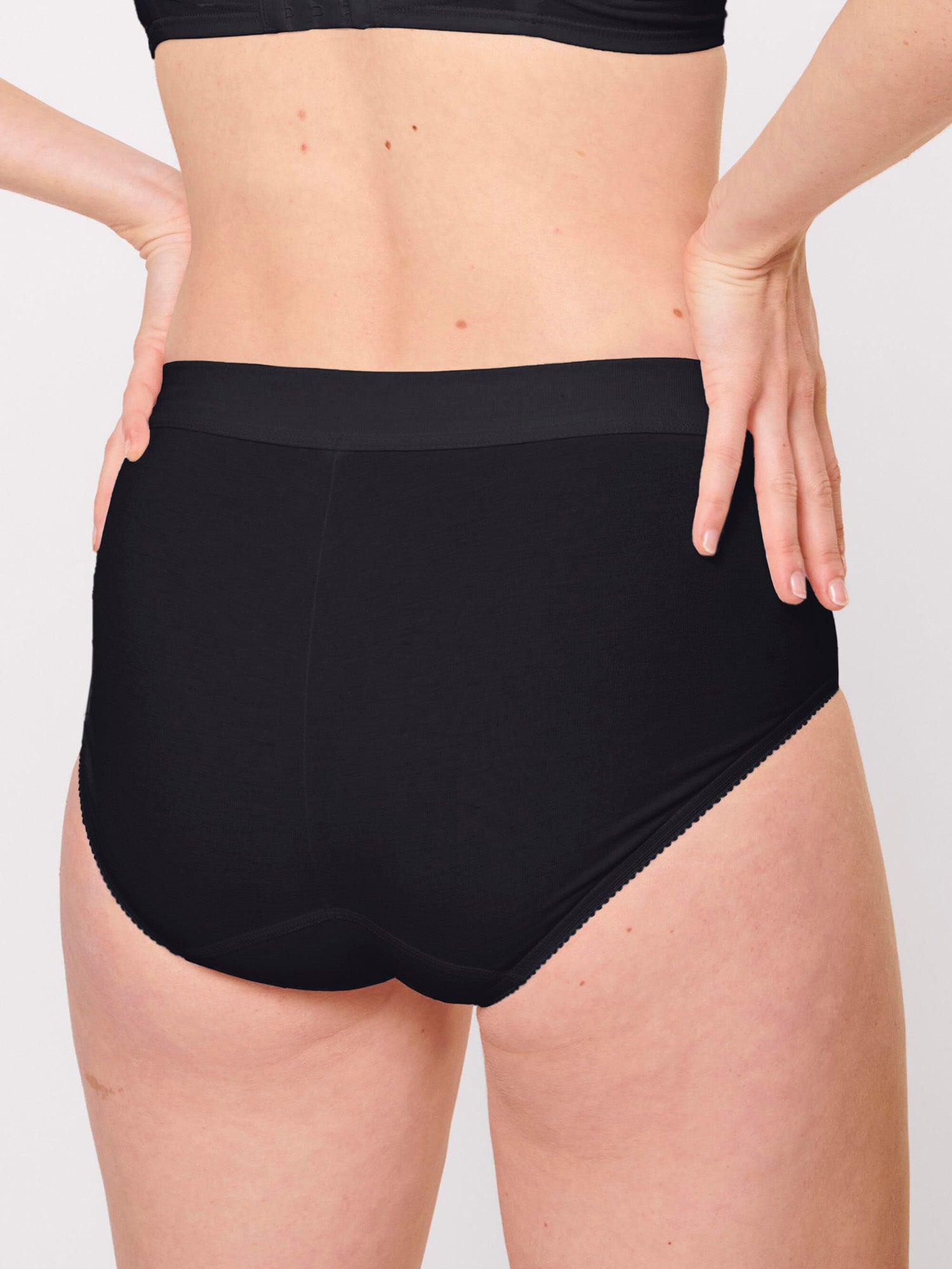 BLACK / 38