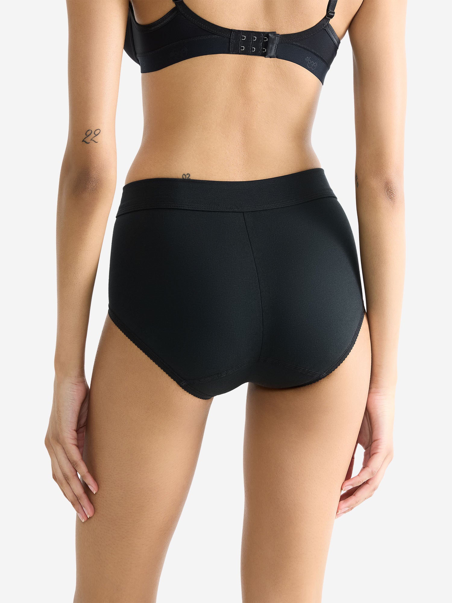 BLACK / 38