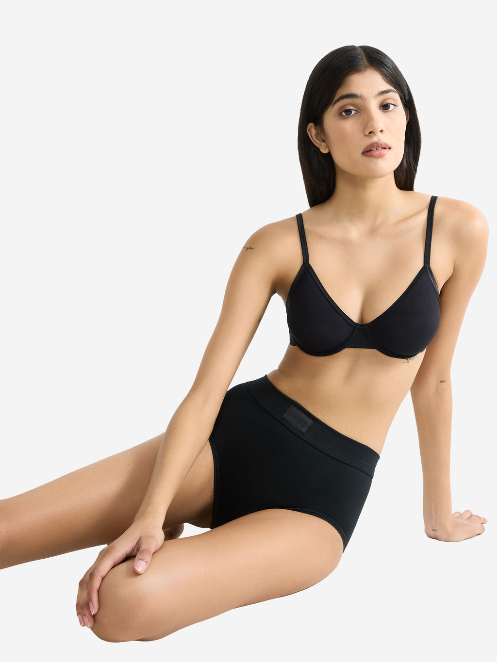 BLACK / 38