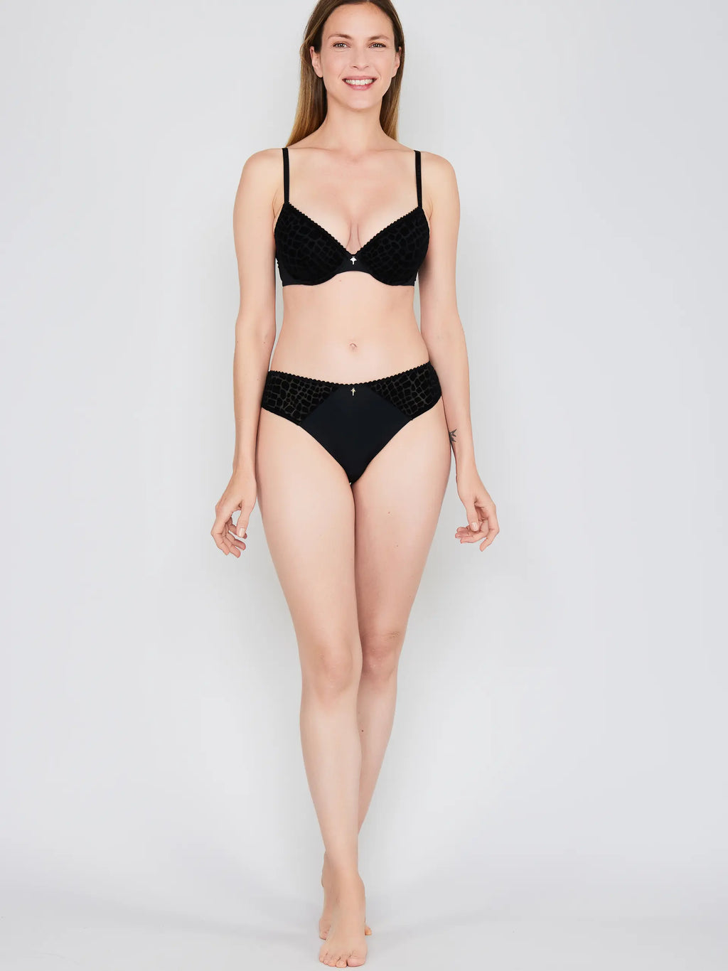 BLACK / 34