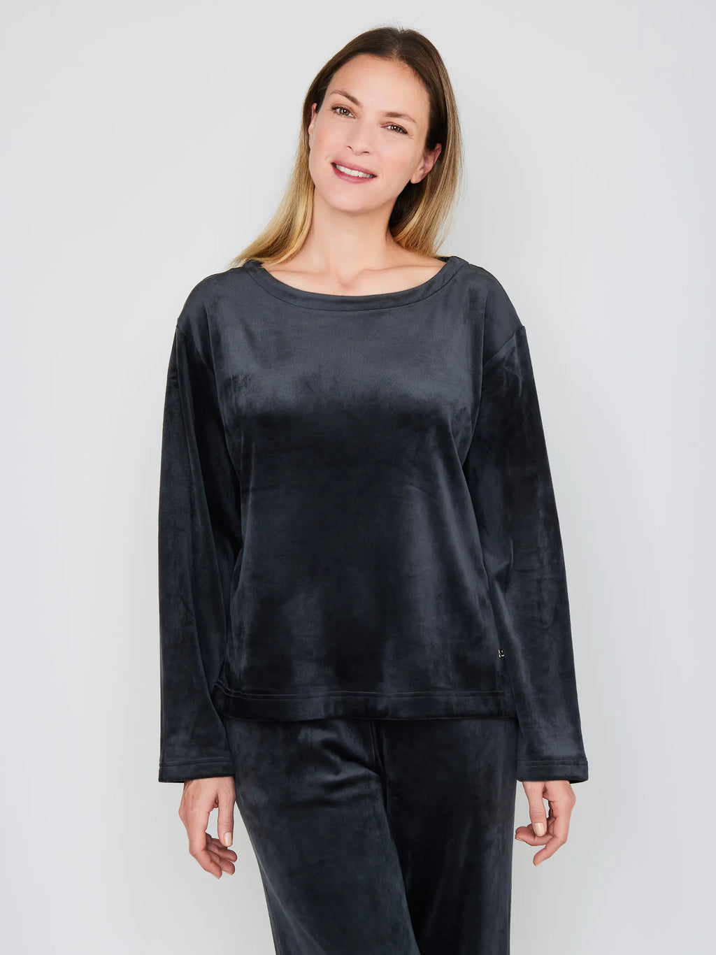 BLACK / 34