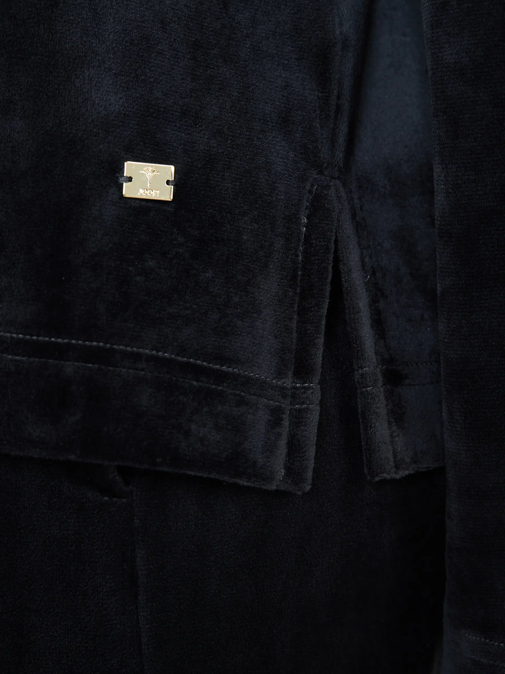 BLACK / 34