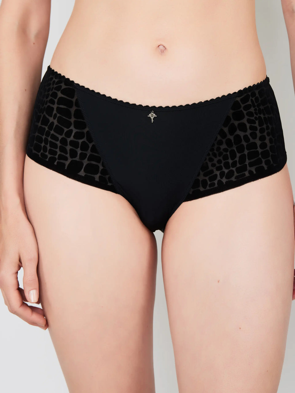 BLACK / 34